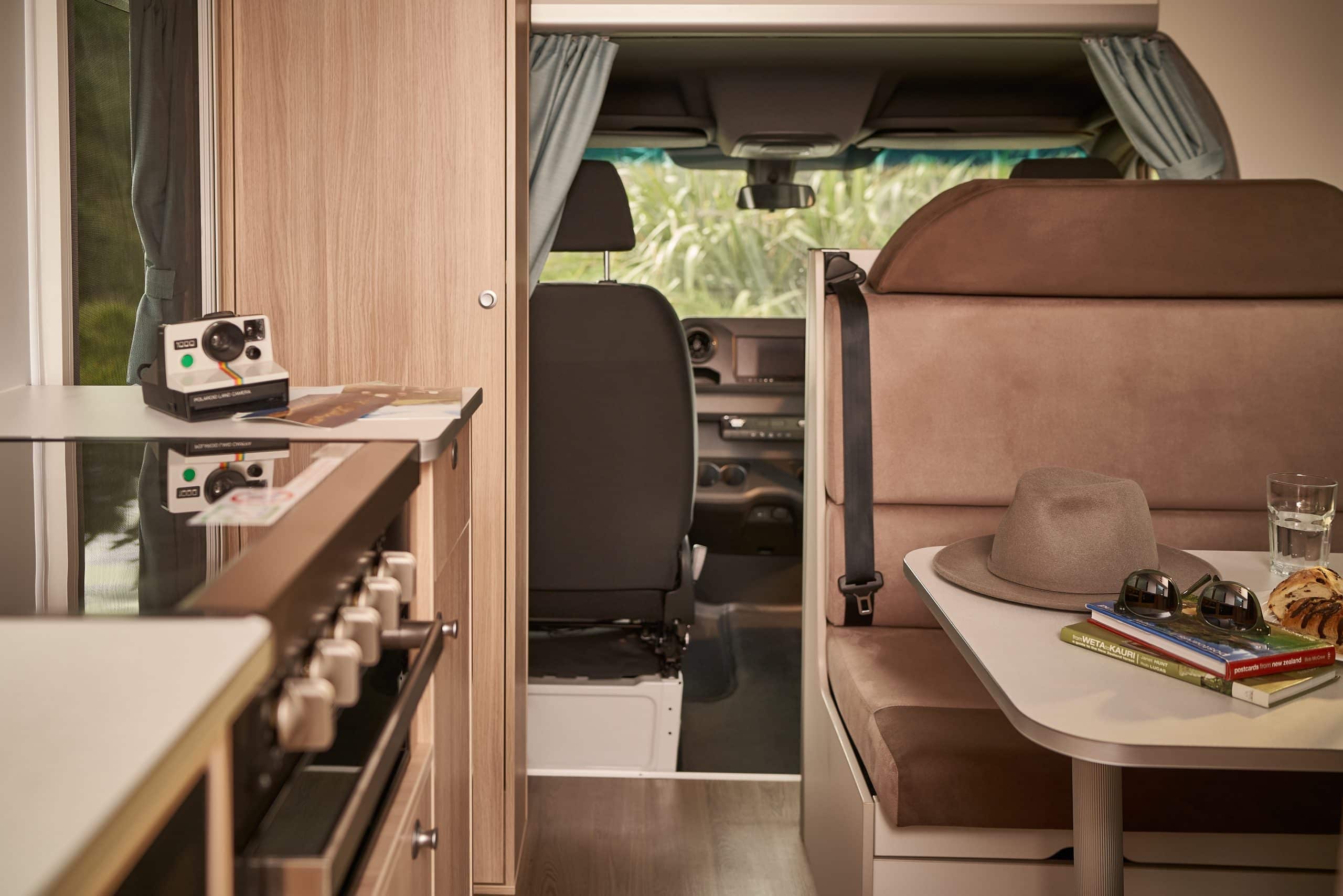 Binnenkant van camper in Nieuw-Zeeland