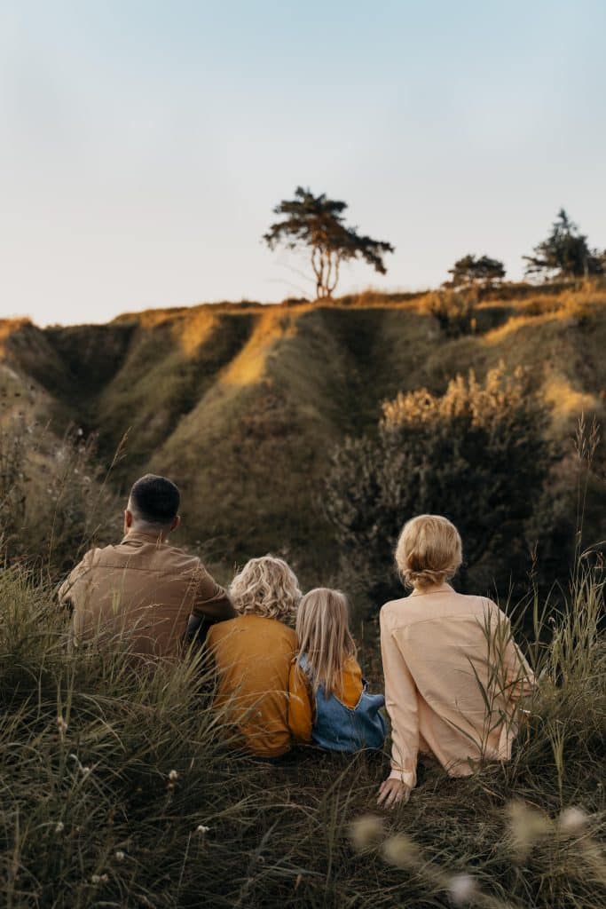 Familie kijkt uit over glooiend landschap