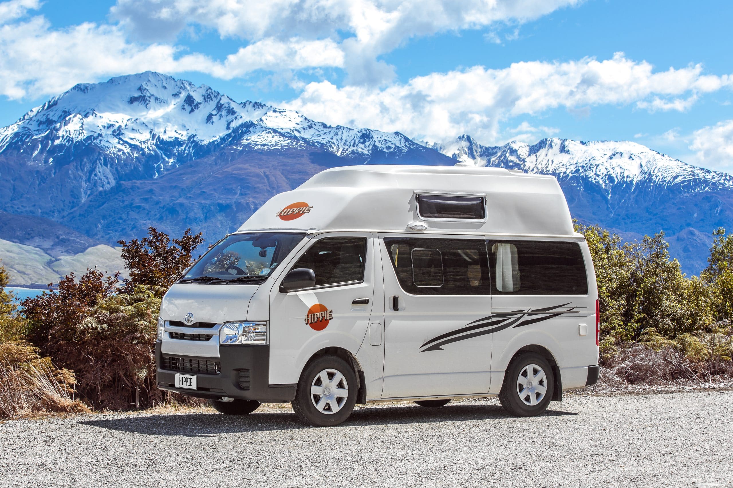 Camper geparkeerd bij bergmeer, Nieuw-Zeeland