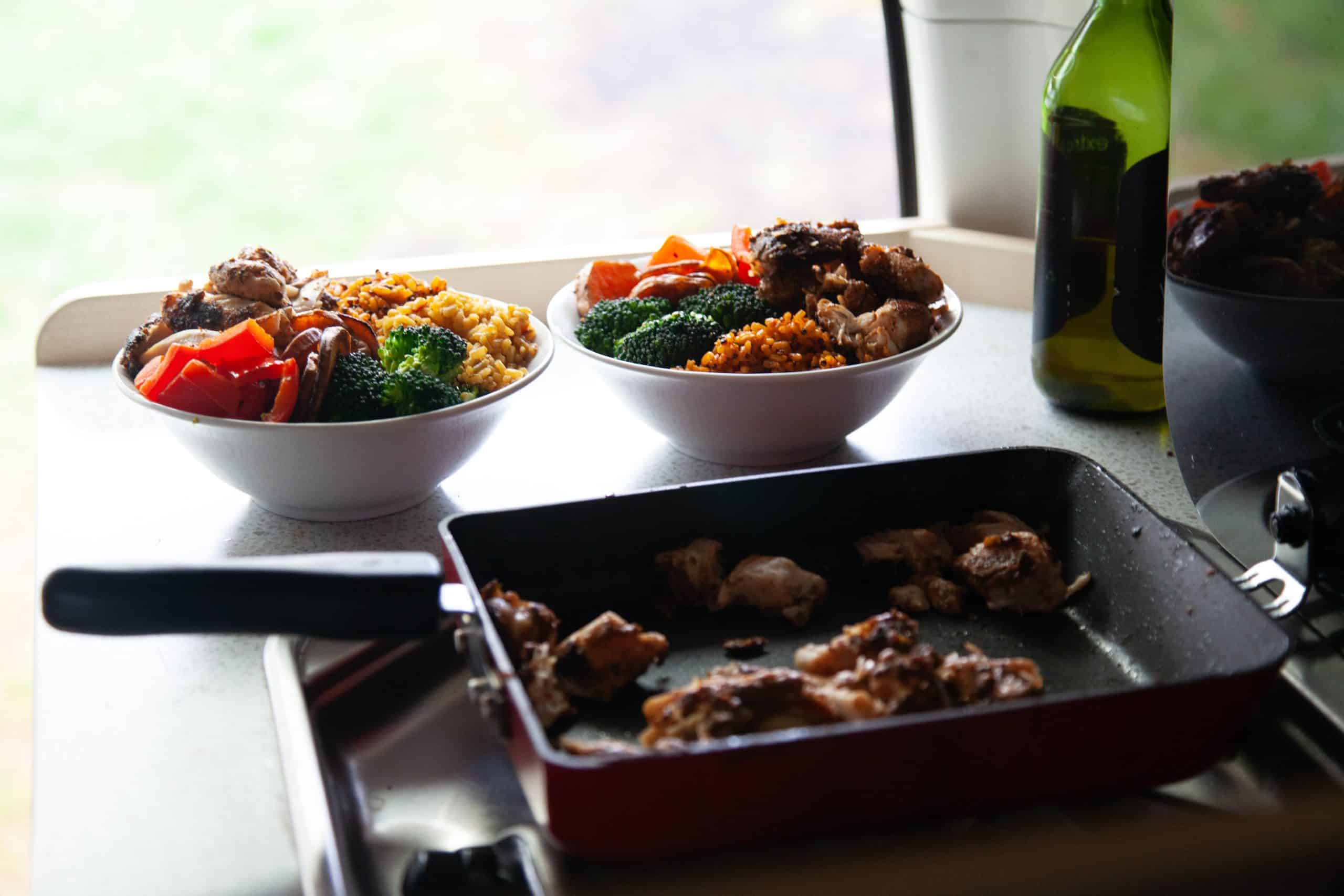 Bereide maaltijd in camperkeuken, Nieuw-Zeeland