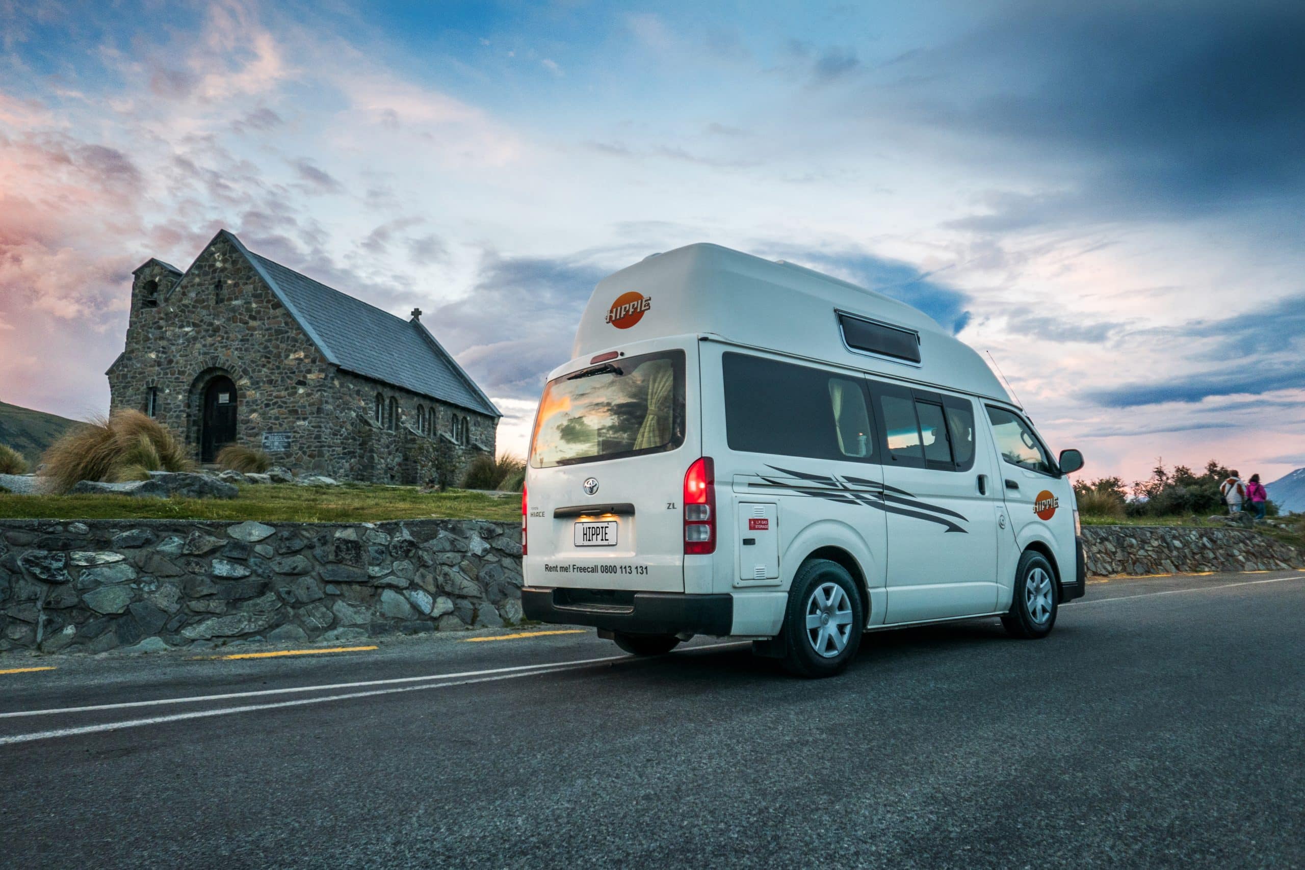 Camper bij stenen kerk langs weg, Nieuw-Zeeland