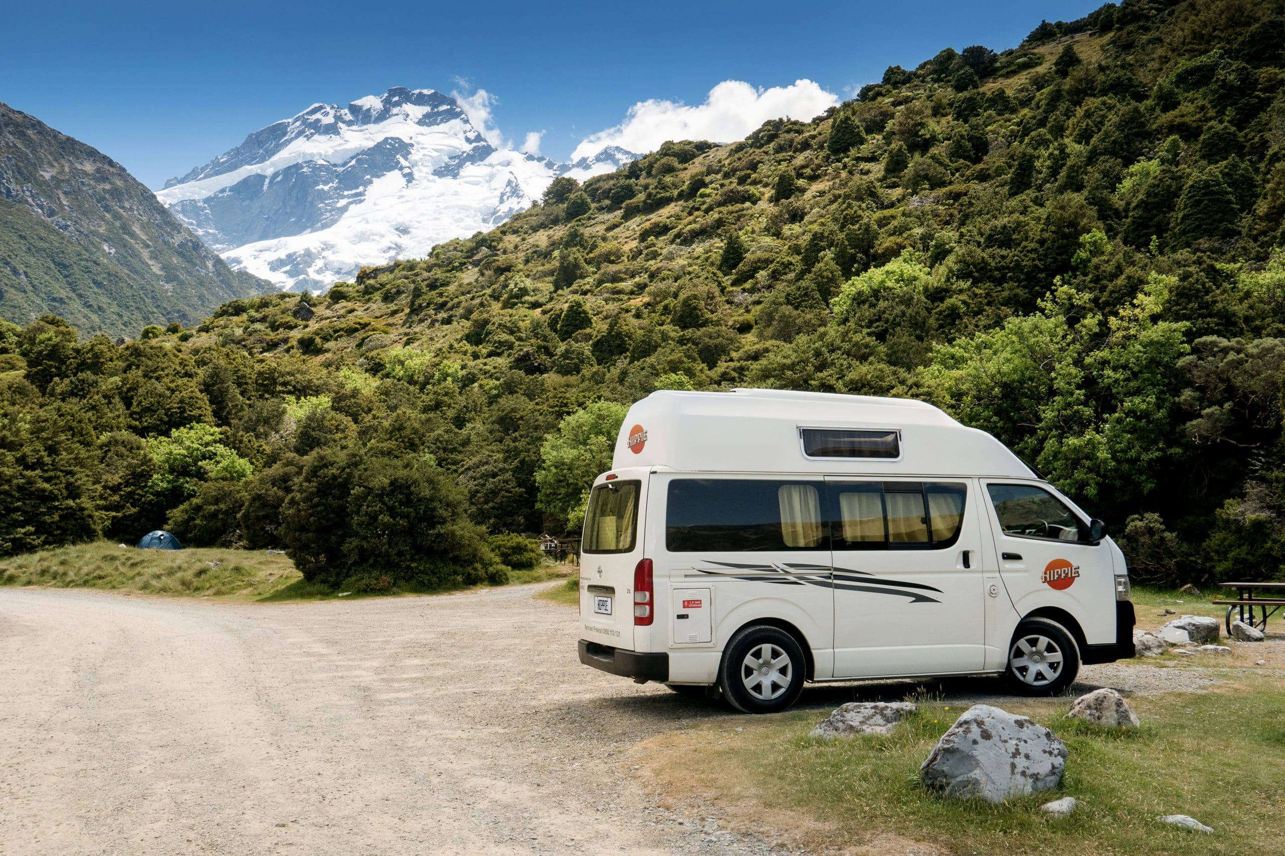 Camper geparkeerd bij besneeuwde bergen, Nieuw-Zeeland