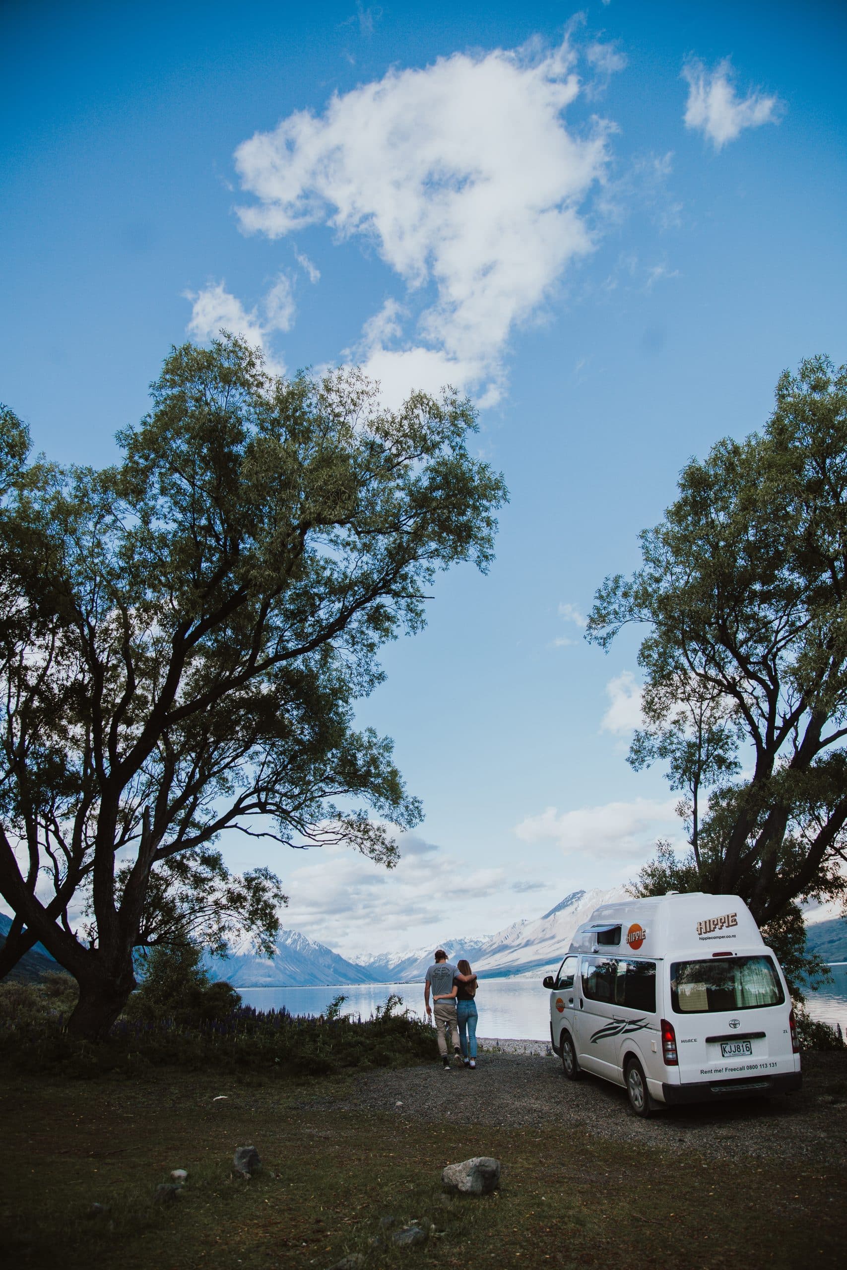 Koppel loopt bij Hippie Endeavour met uitzicht op meer, Nieuw-Zeeland