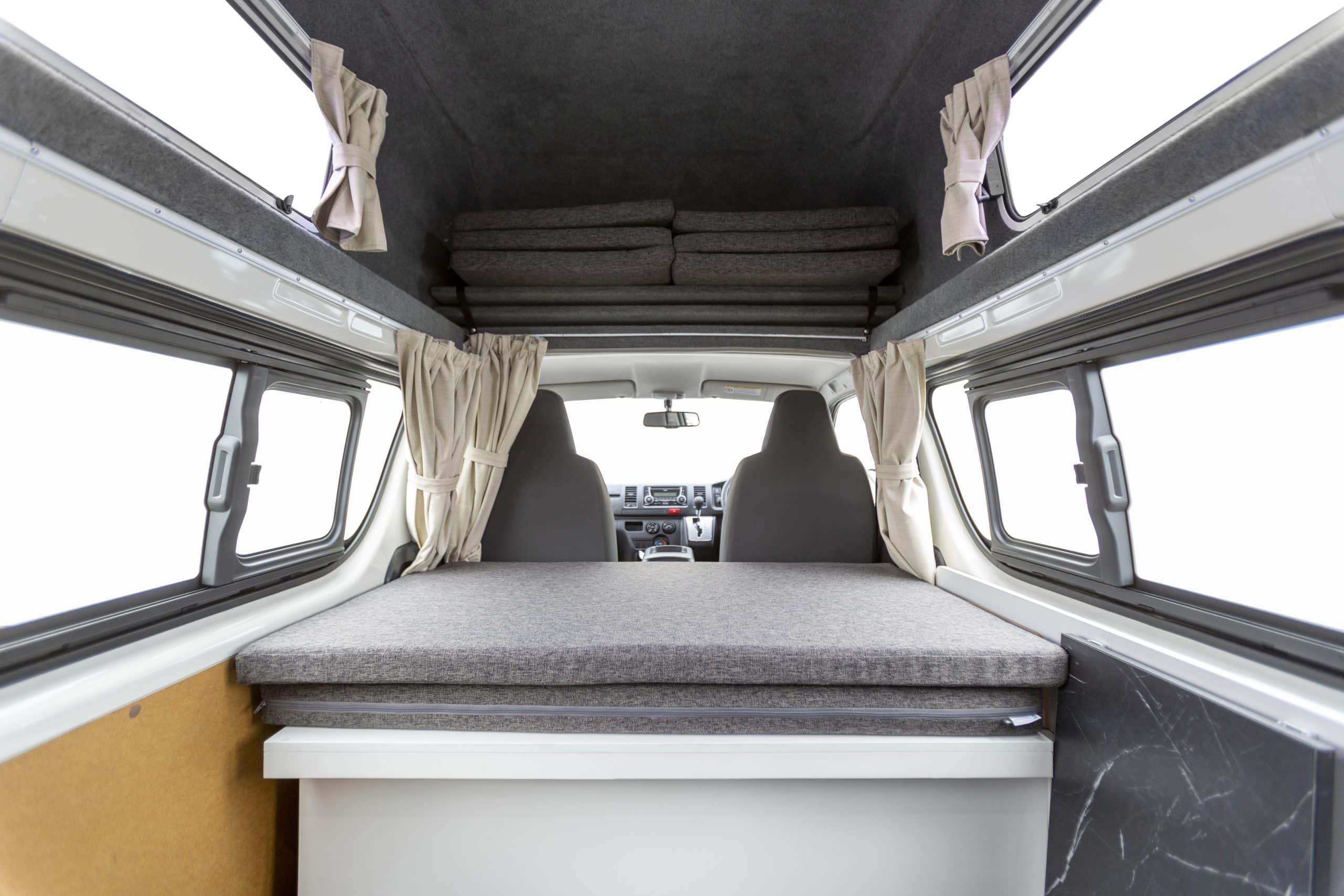Interieur camper met opbergvakken en matras, Nieuw-Zeeland