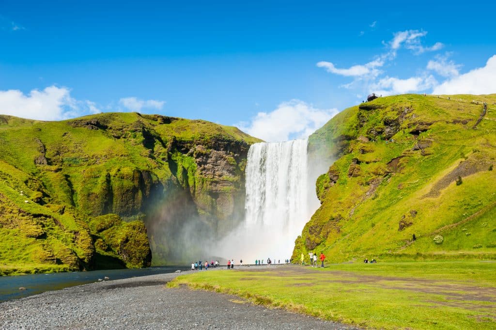 Grote waterval met bezoekers in IJsland