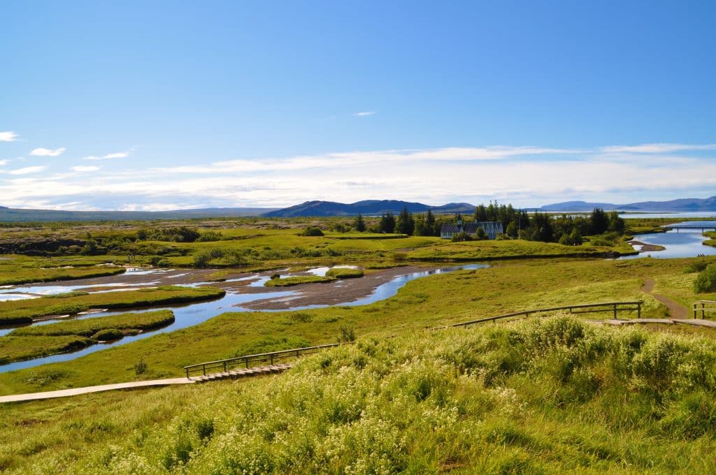 Rivieren en groen landschap in Þingvellir, IJsland