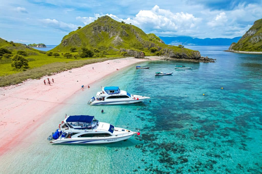 Boten aan roze zandstrand bij Labuan Bajo