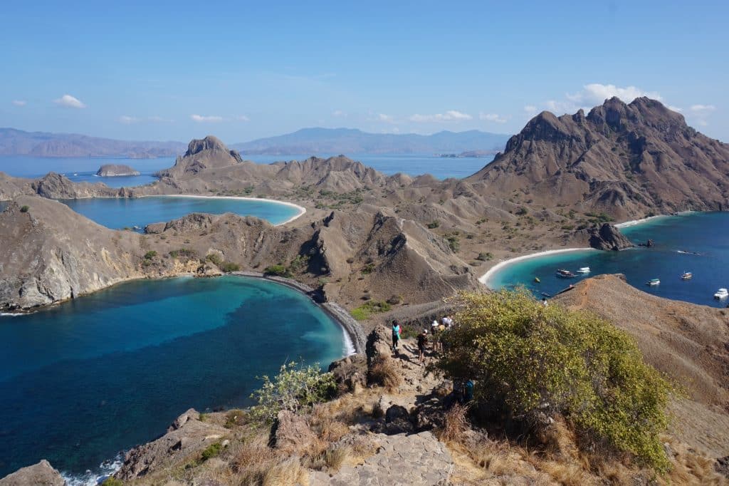 Uitzicht op baaien en heuvels van Padar Island, Indonesië