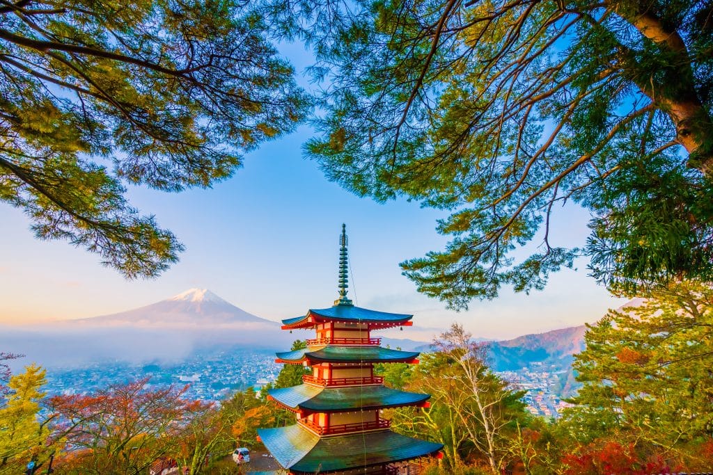 Pagode met Mount Fuji op achtergrond, Japan
