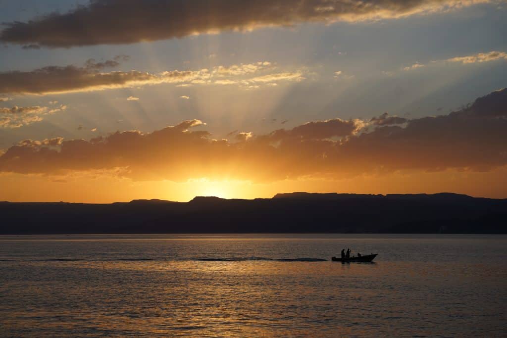Boot op zee bij zonsondergang in Aqaba, Jordanië