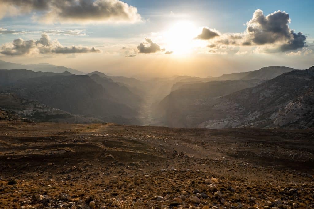 Zonsopkomst boven bergen en vallei in Wadi Dana, Jordanië