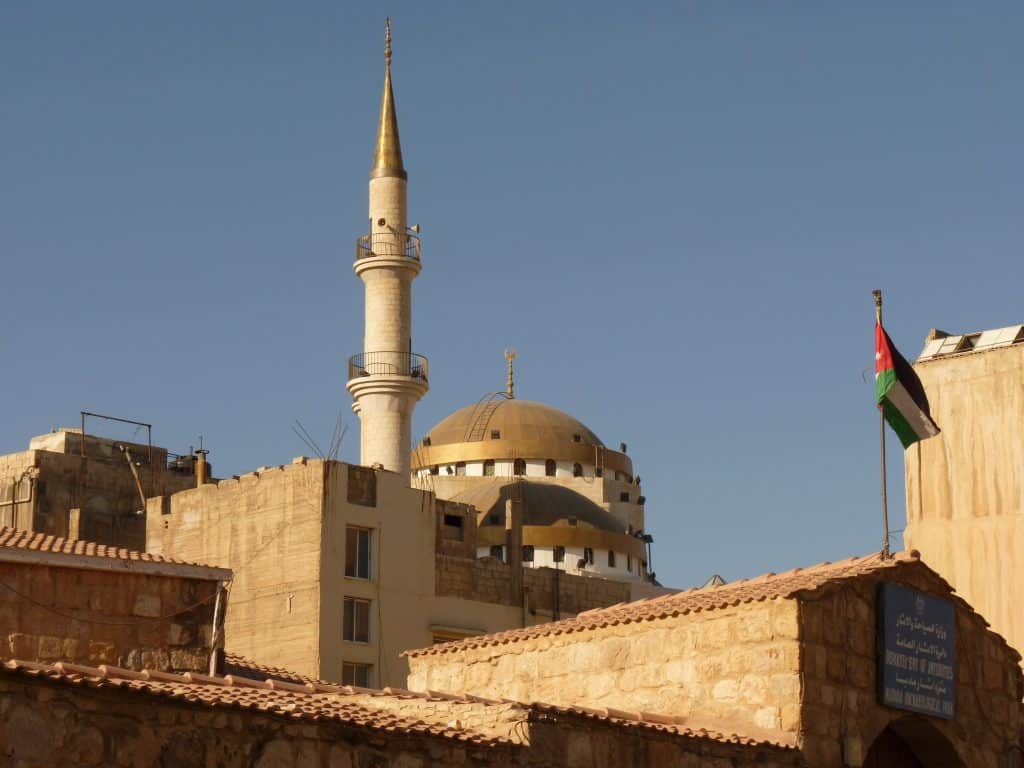 Moskee met gouden koepel in Madaba, Jordanië