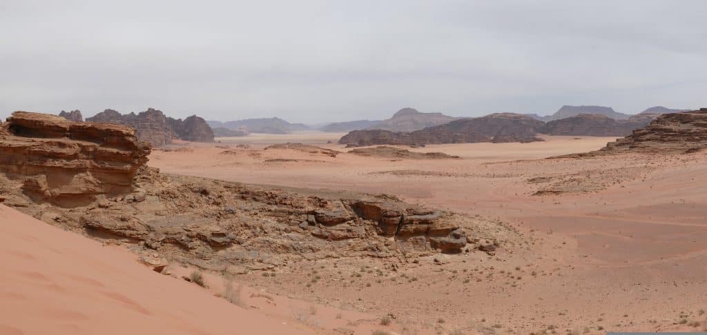 Rotsachtig woestijnlandschap in Wadi Araba, Jordanië