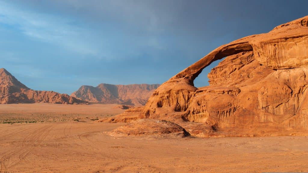 Natuurlijke rotsboog in woestijn van Wadi Rum, Jordanië