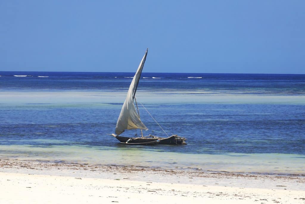 Traditionele zeilboot op zee bij Diani Beach, Kenia