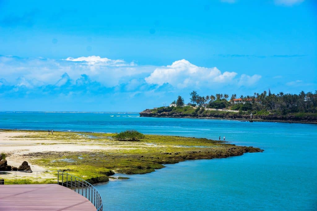 Kustlijn en strand bij Mombassa in Kenia