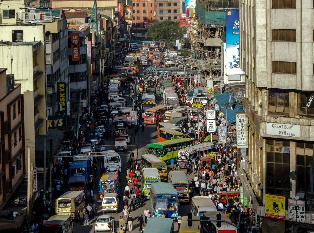 Drukke straat vol verkeer en mensen in Kenia | rondreis kenia