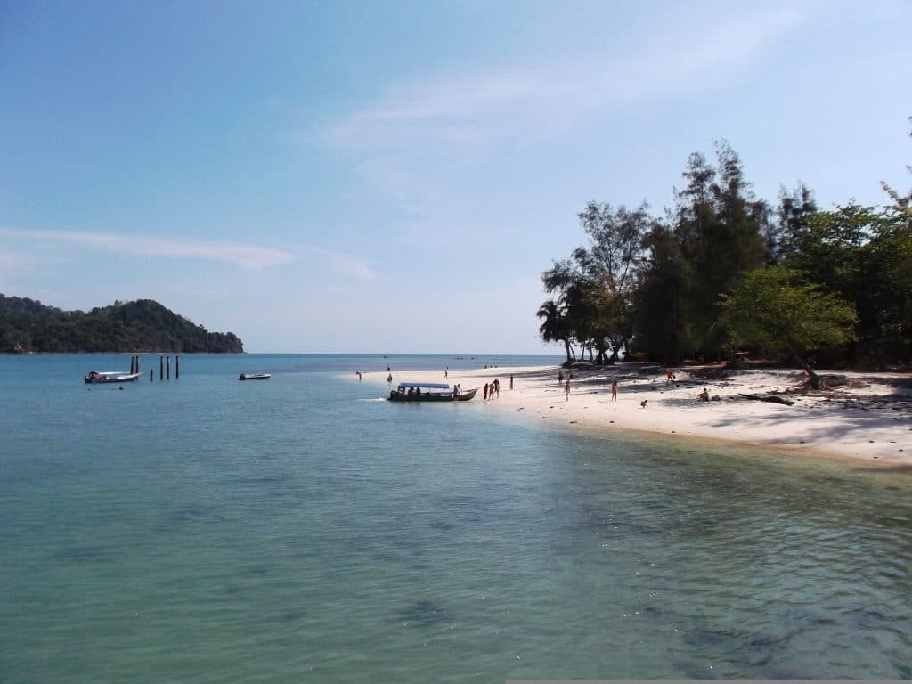 Strand met wit zand en boten op Langkawi, Maleisië