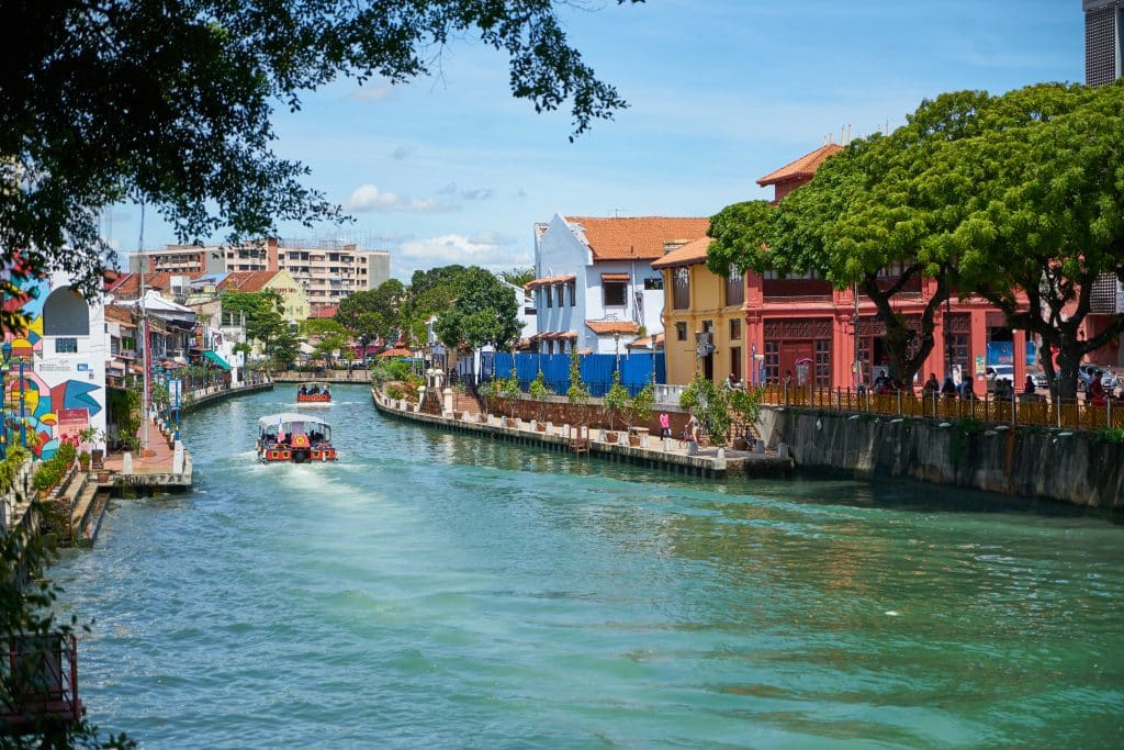 Rivier met kleurrijke gebouwen in Melaka, Maleisië