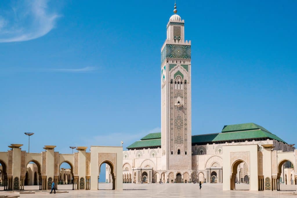 Grote moskee met minaret in Marokko