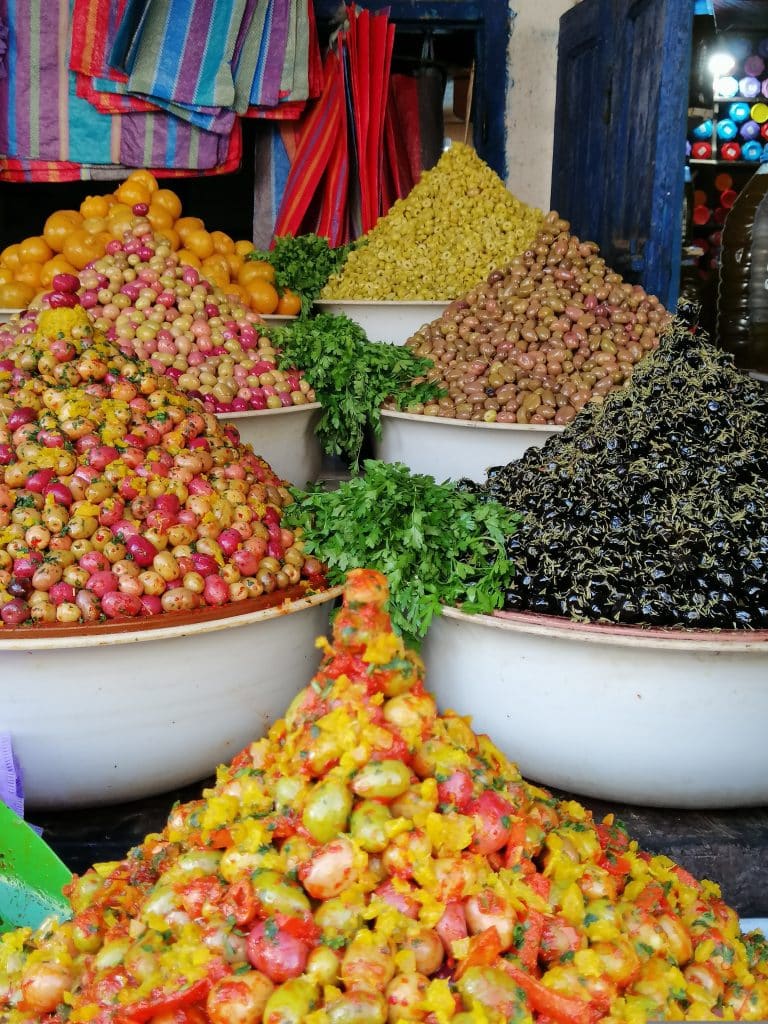 Gekruide olijven op markt in Marokko