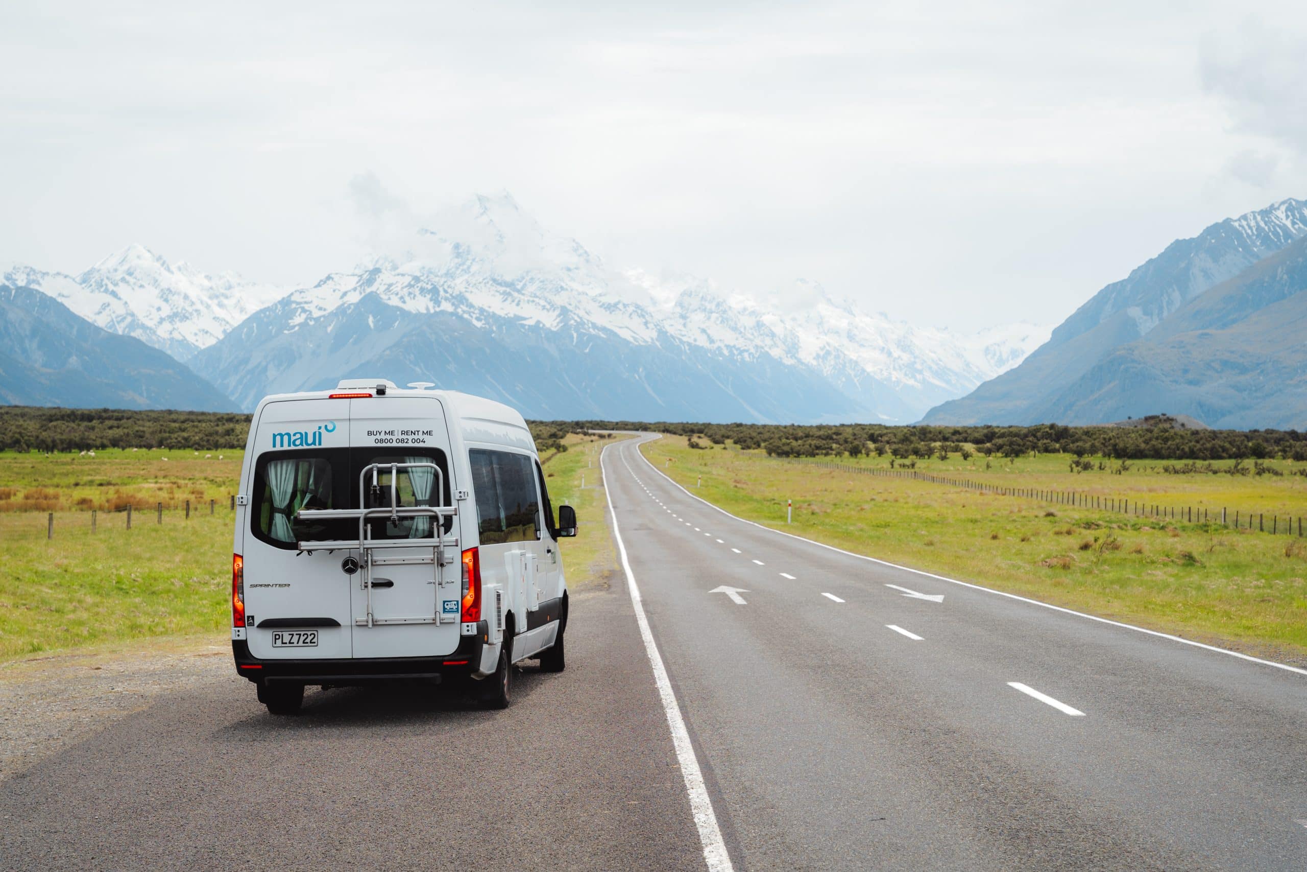 Camper op rechte weg richting Mount Cook