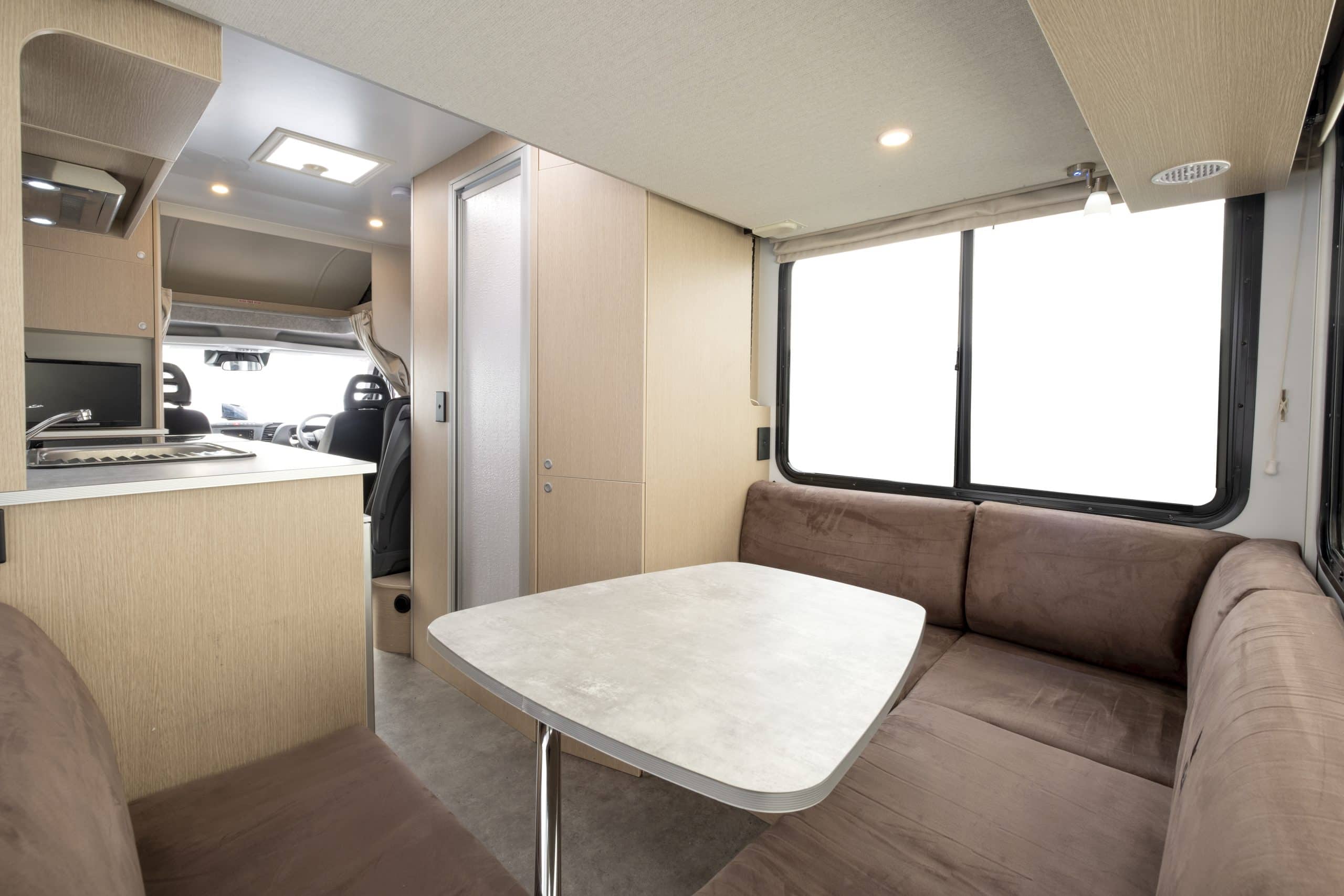 Interieur camper met zithoek in Nieuw-Zeeland