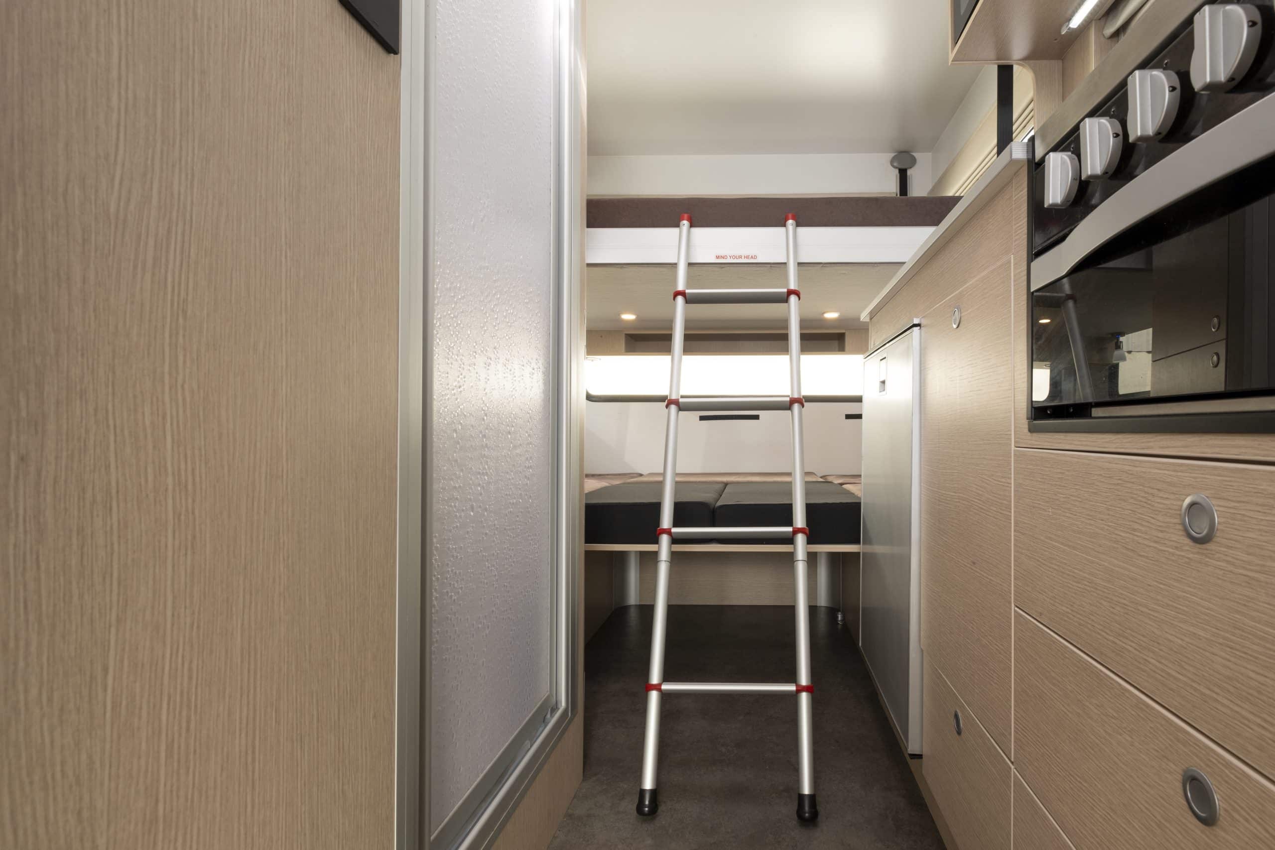 Camperinterieur met keuken en stapelbed