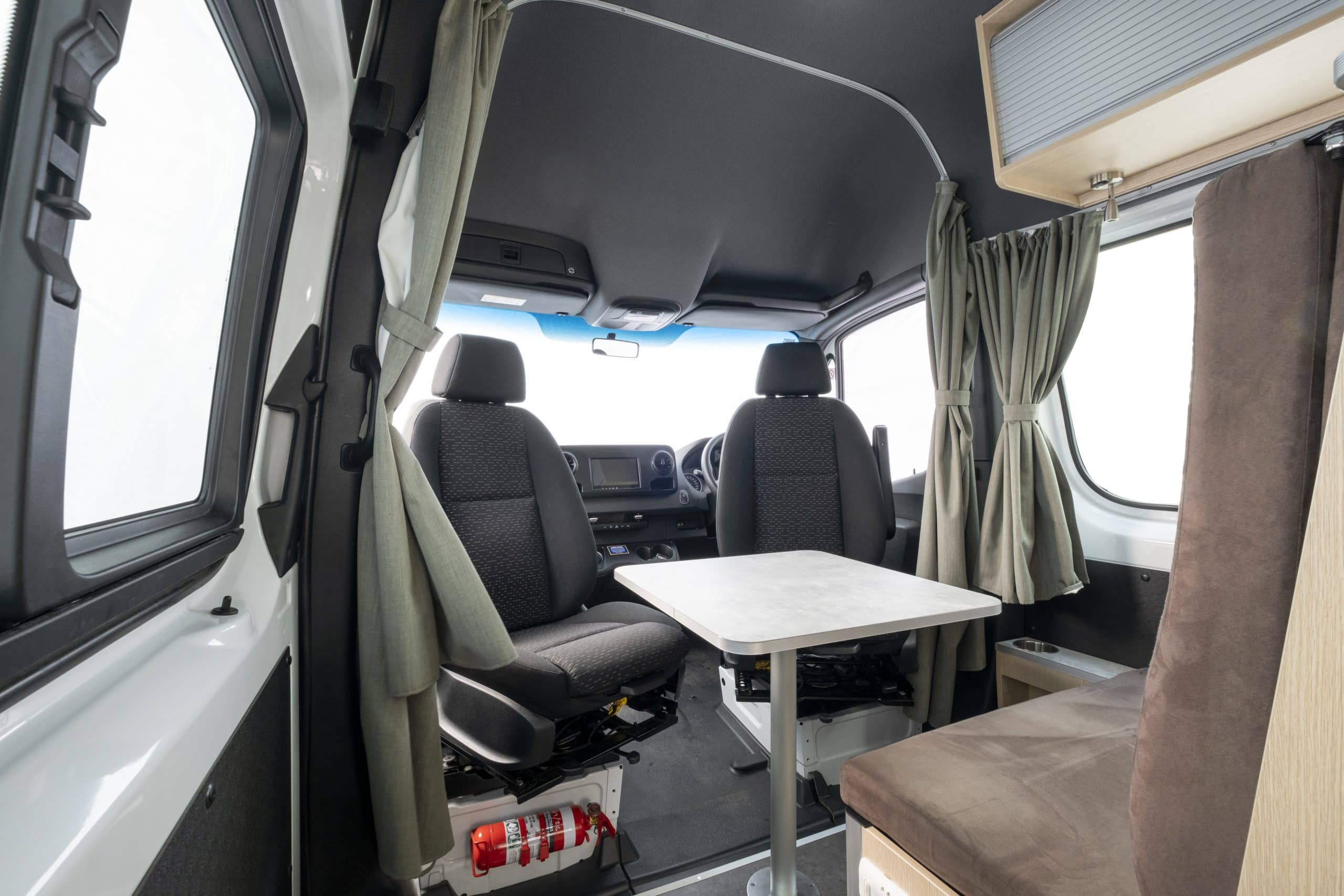 Voorstoelen met tafel camper Nieuw-Zeeland