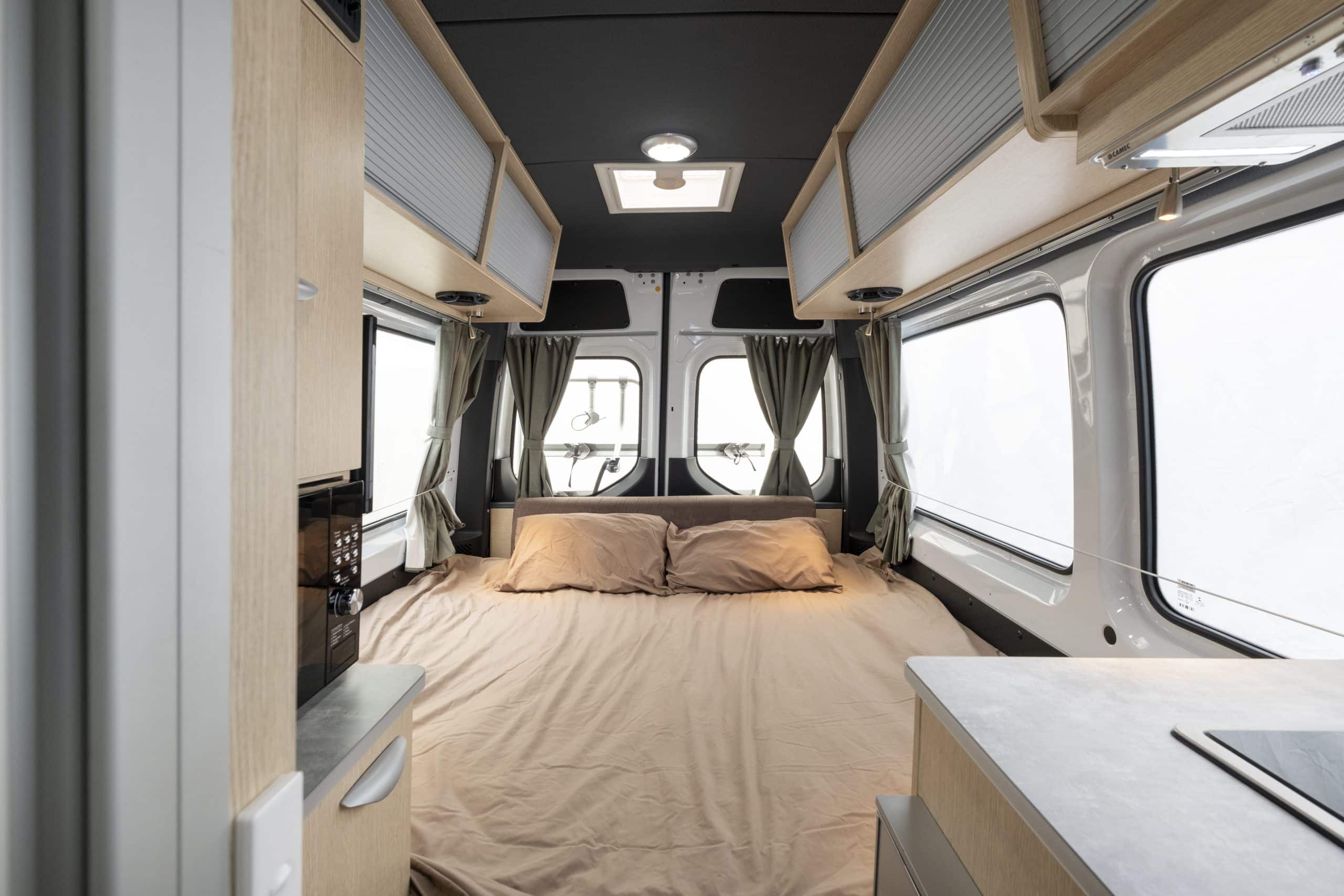 Slaapgedeelte camper Nieuw-Zeeland met opgemaakt bed