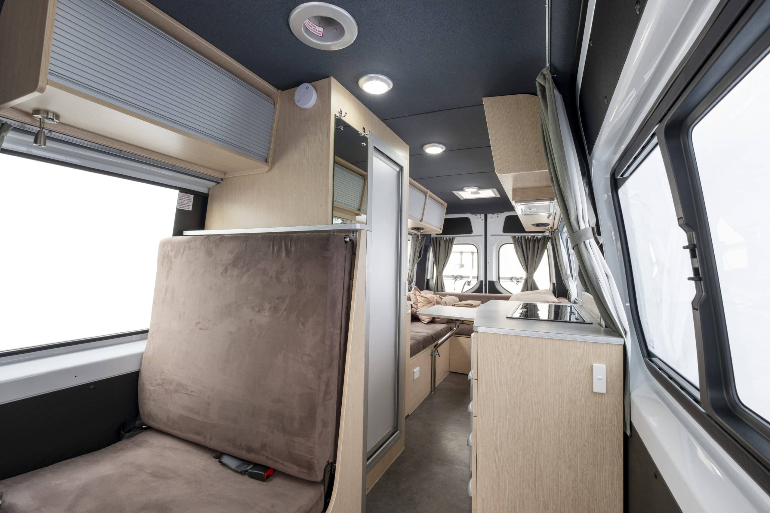 Zithoek en keuken in camper Nieuw-Zeeland