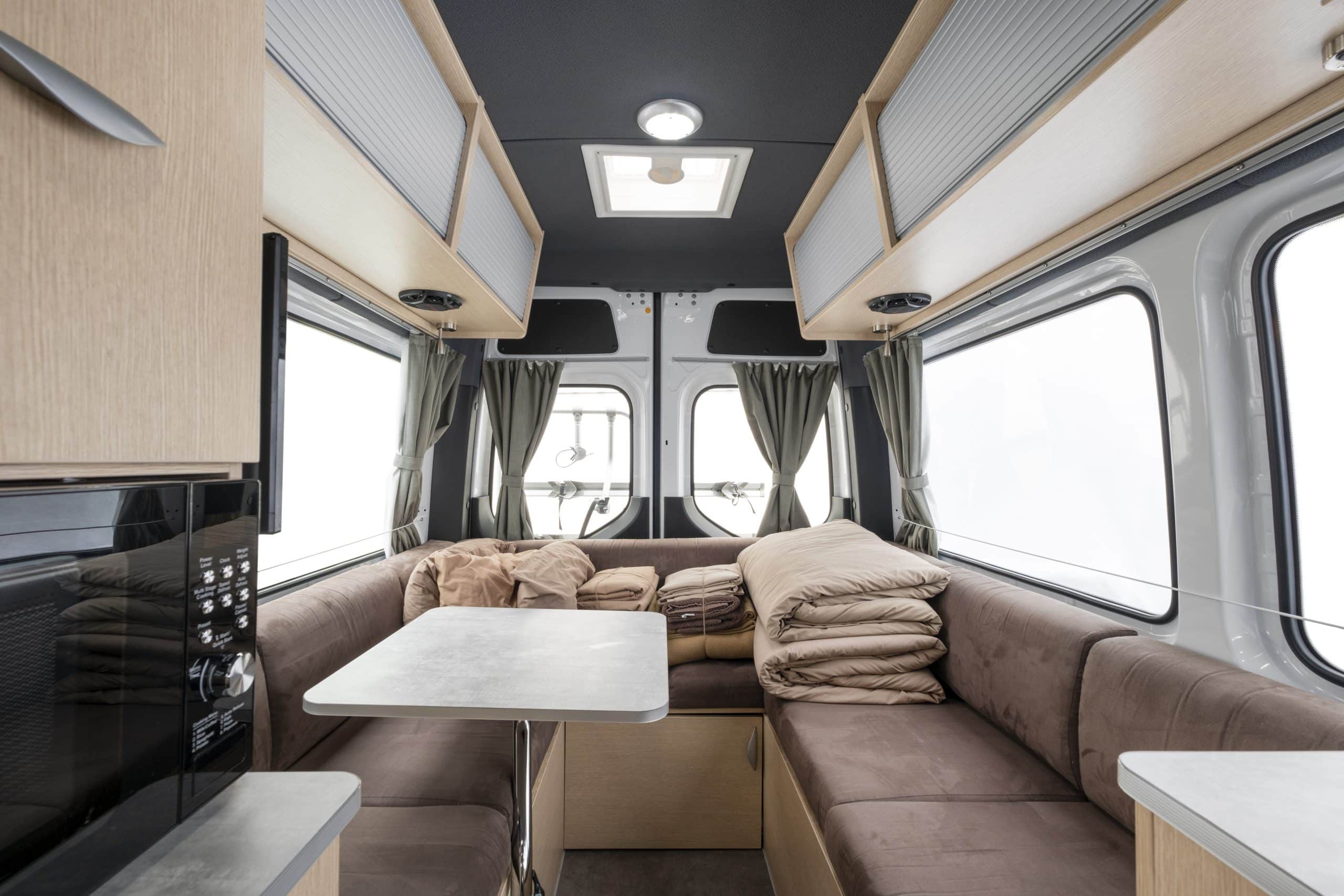 Camper zithoek met tafel en dekens Nieuw-Zeeland