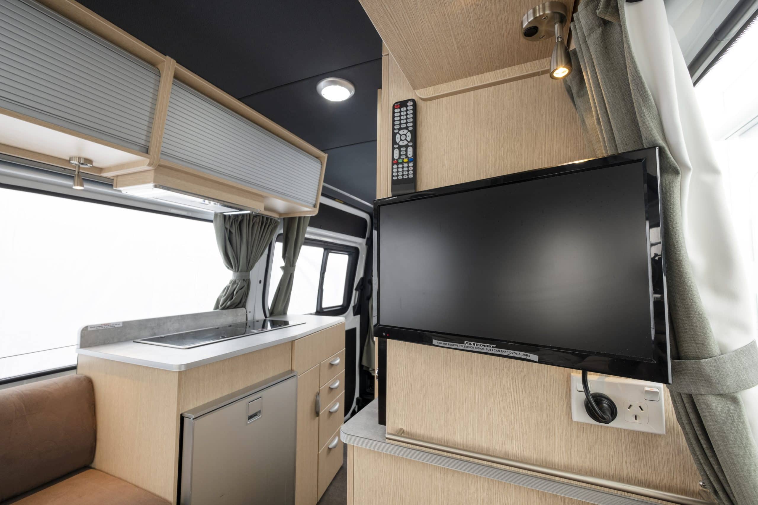 TV en keukenblok in camper Nieuw-Zeeland