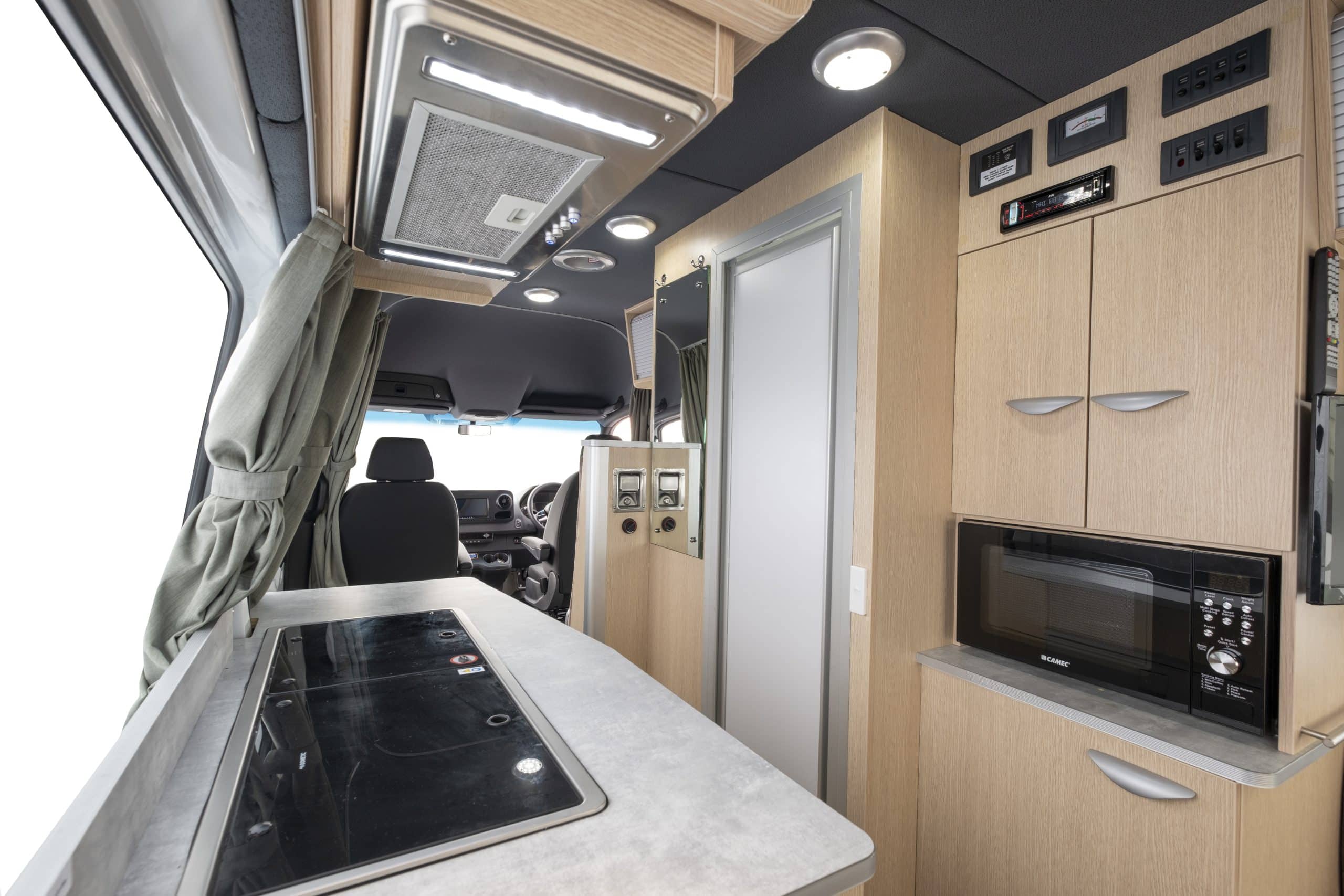 Keukenblok en bed in camper Nieuw-Zeeland