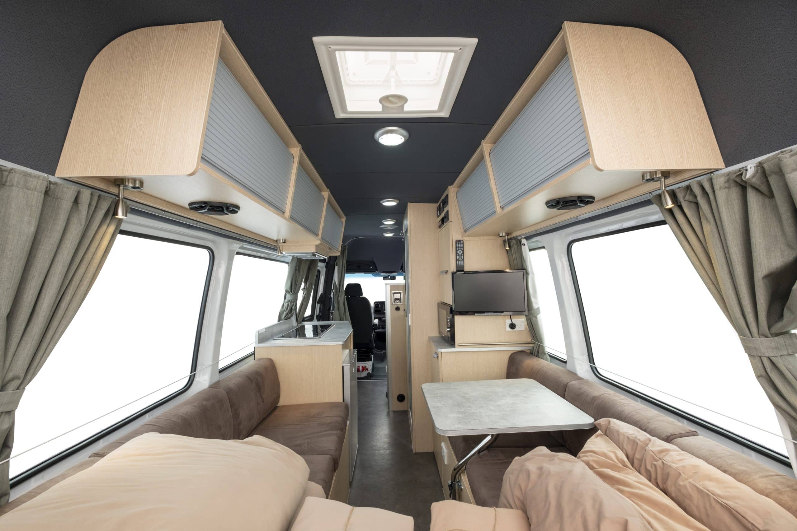 Binnenkant camper met zitgedeelte in Nieuw-Zeeland