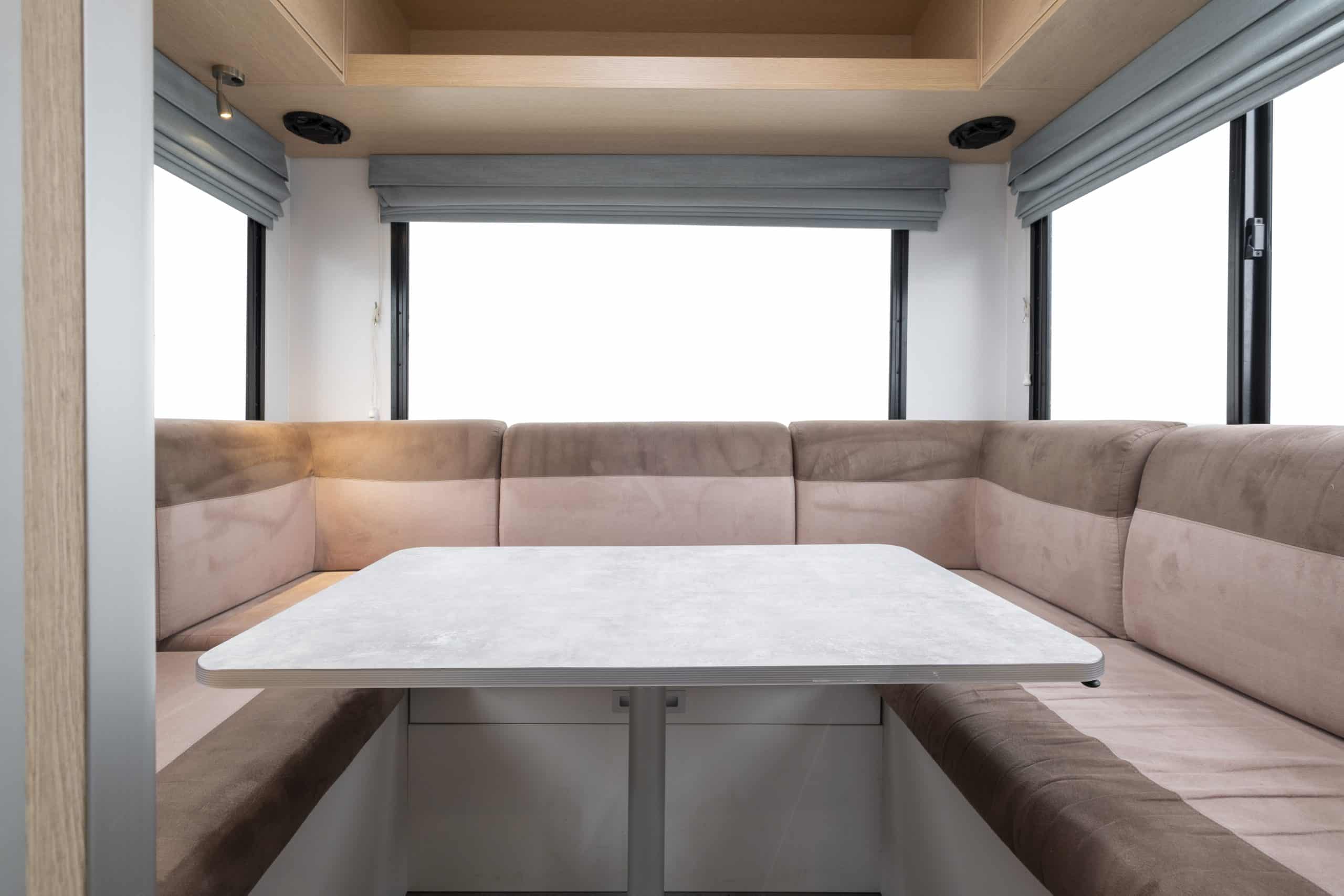 U-vormige zithoek in camper Nieuw-Zeeland
