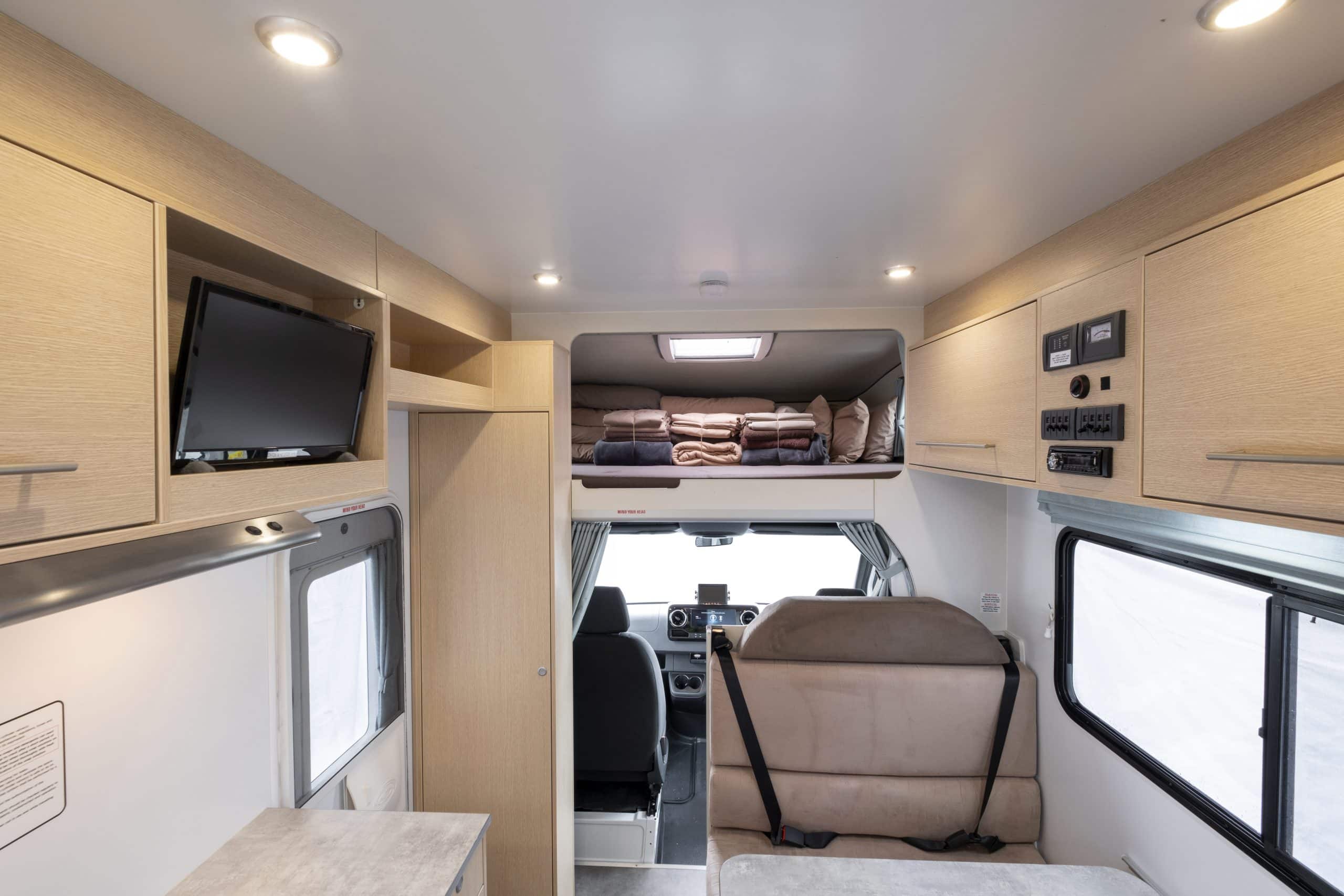 Opbergruimte en alkoofbed in camper Nieuw-Zeeland