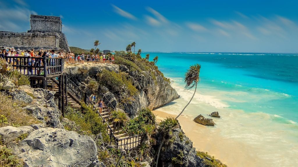 Uitzicht op kust en ruïnes bij Tulum in Mexico