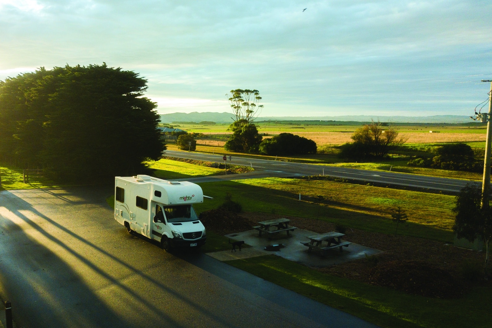 Camper geparkeerd bij picknickplaats Nieuw-Zeeland