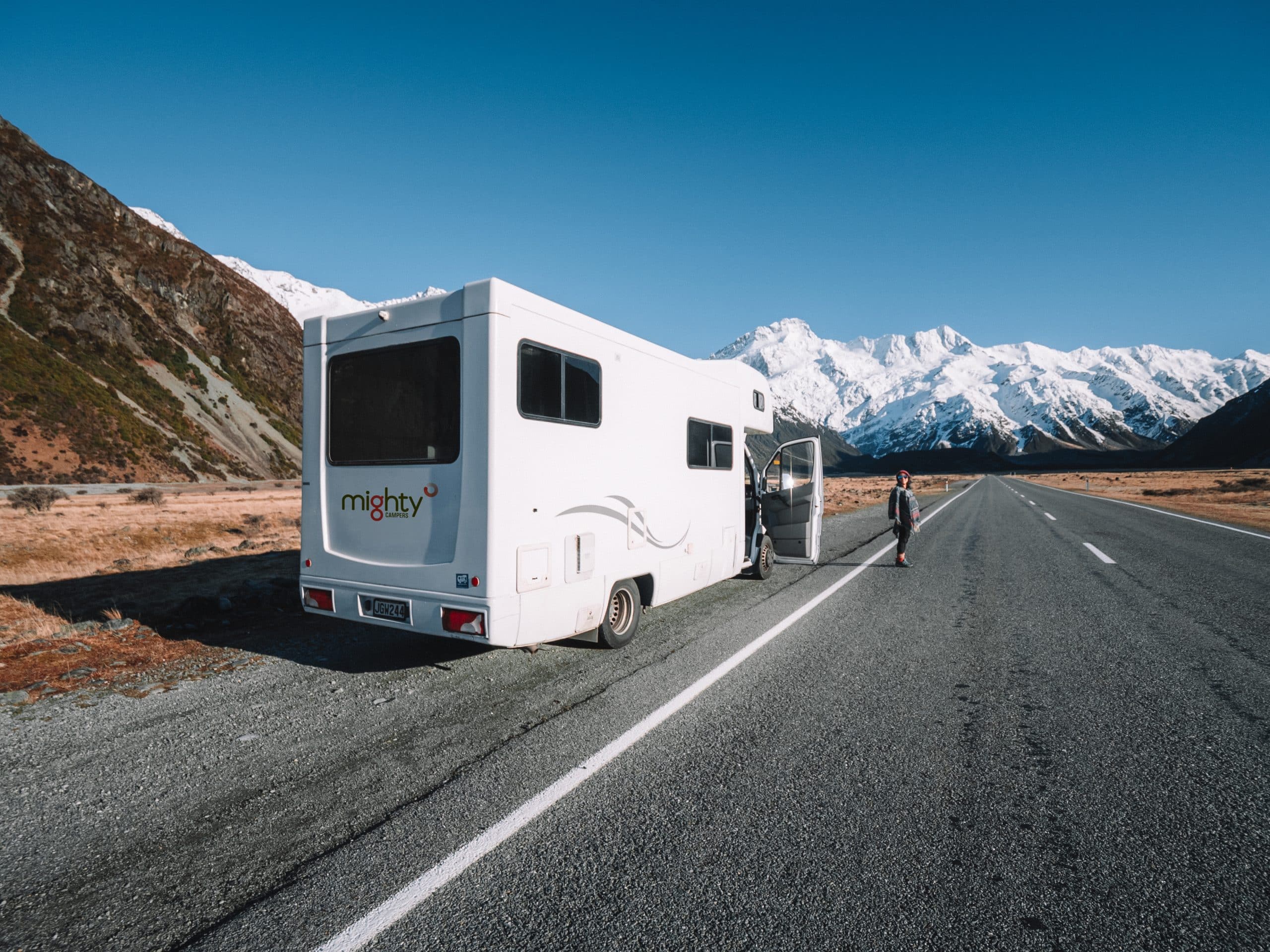 Camper geparkeerd bij berglandschap Nieuw-Zeeland