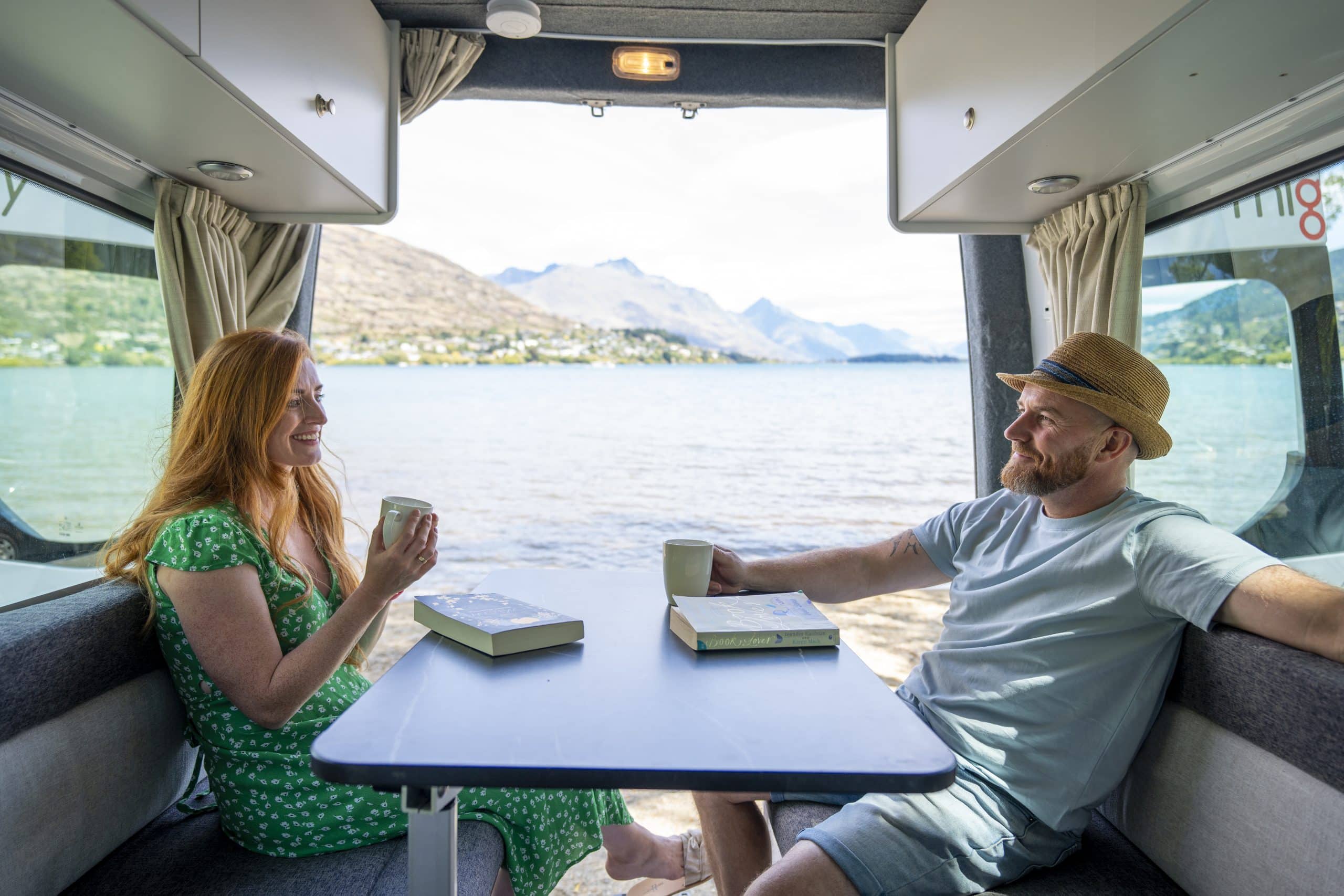 Koppel drinkt koffie in Deuce camper Nieuw-Zeeland