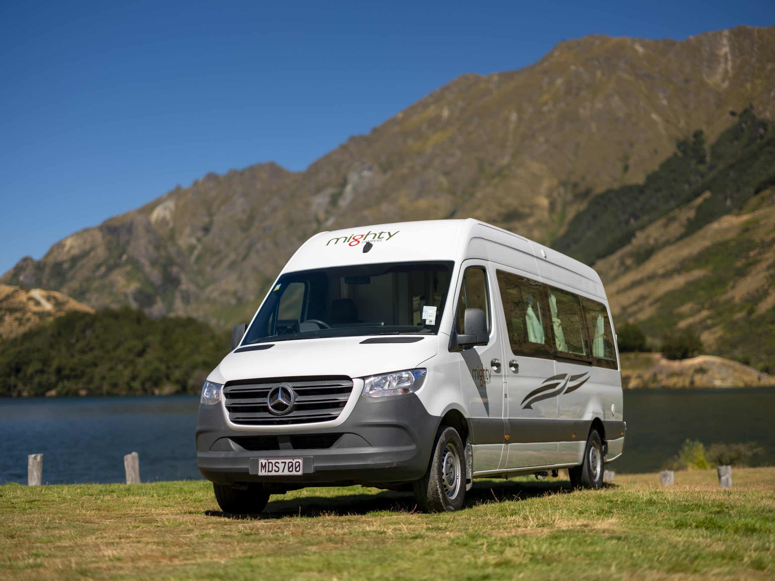 Deuce campervan geparkeerd aan meer in Nieuw-Zeeland