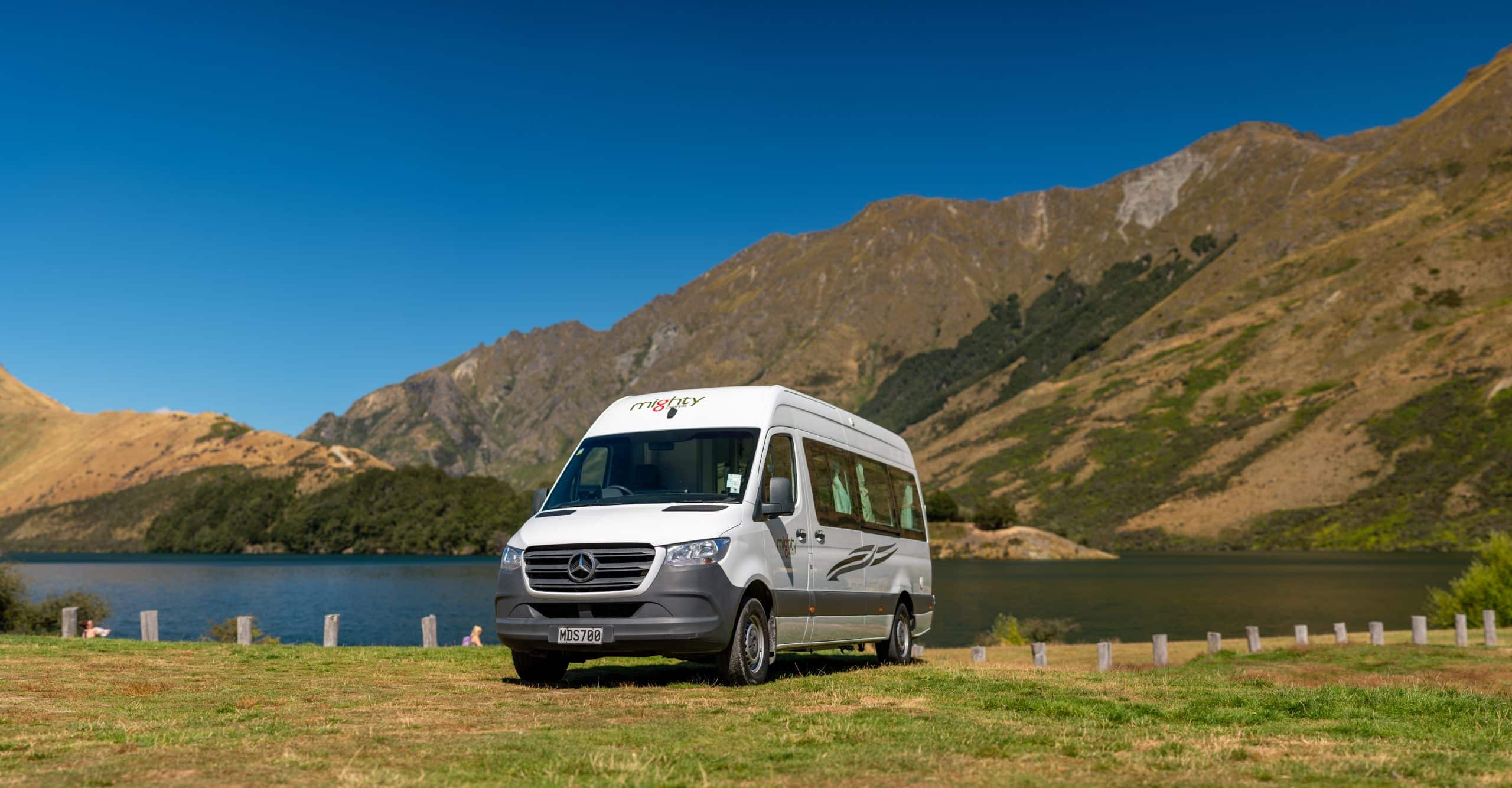 Deuce camper bij meer en bergen in Nieuw-Zeeland