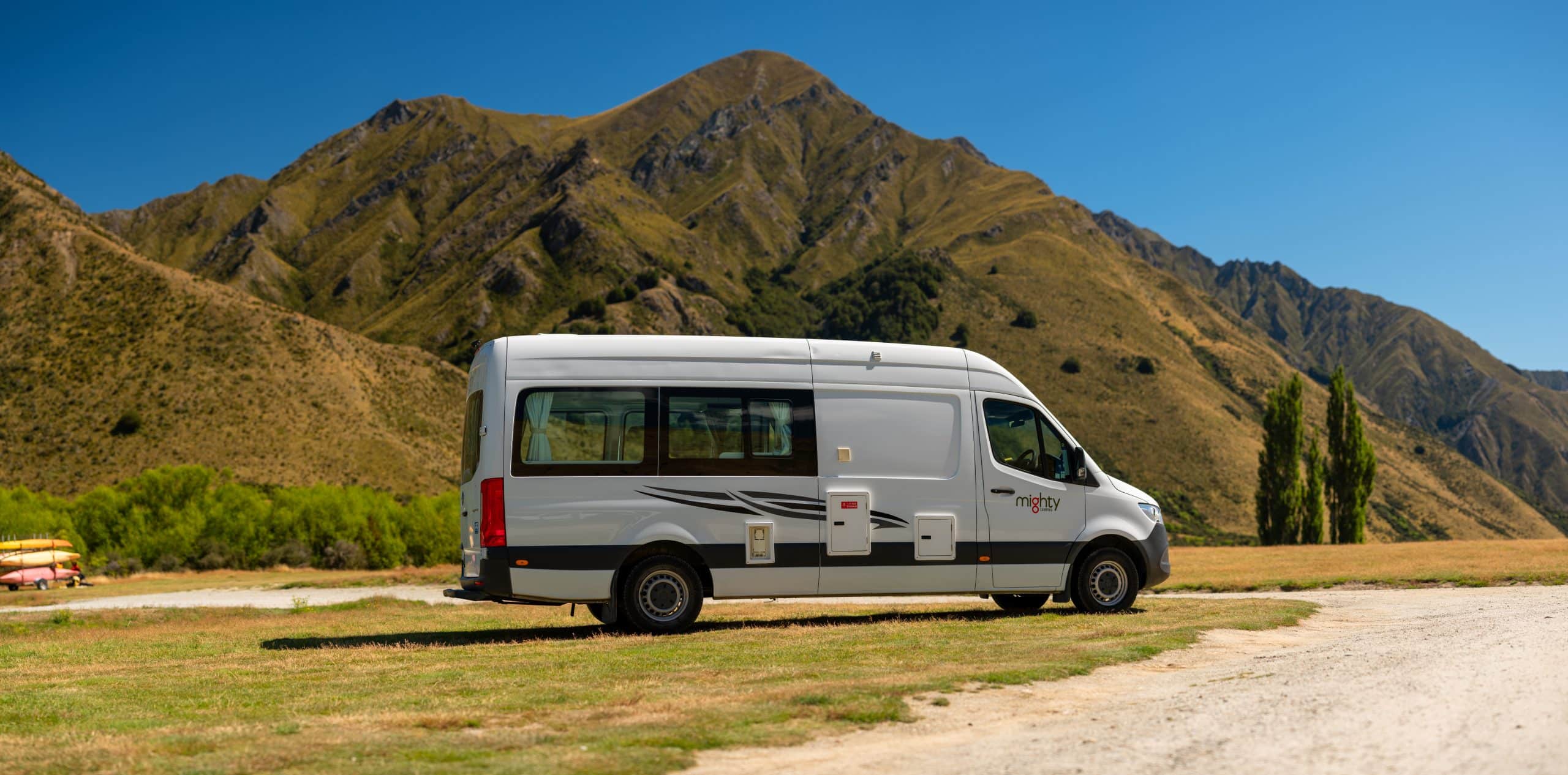 Zijaanzicht Deuce camper met bergen op achtergrond