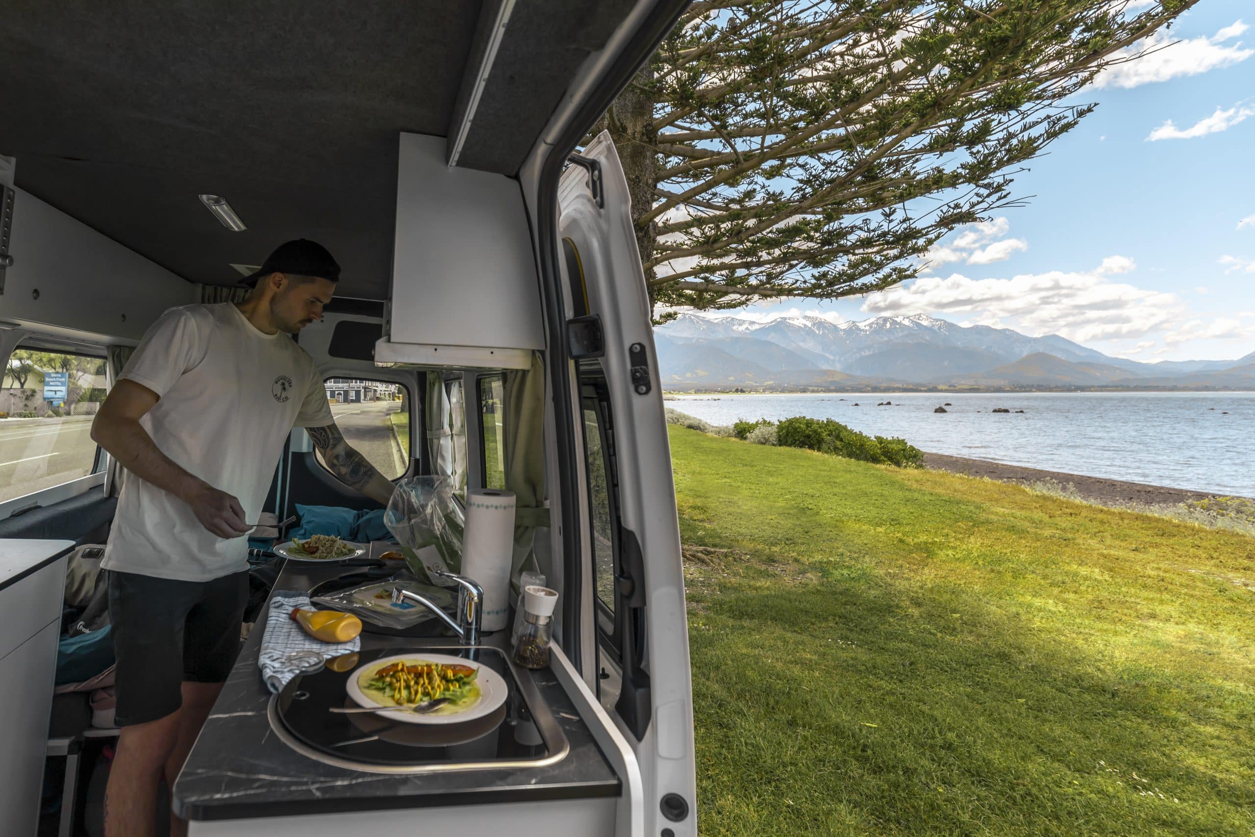 Binnenkeuken in Deuce camper van Mighty Campers