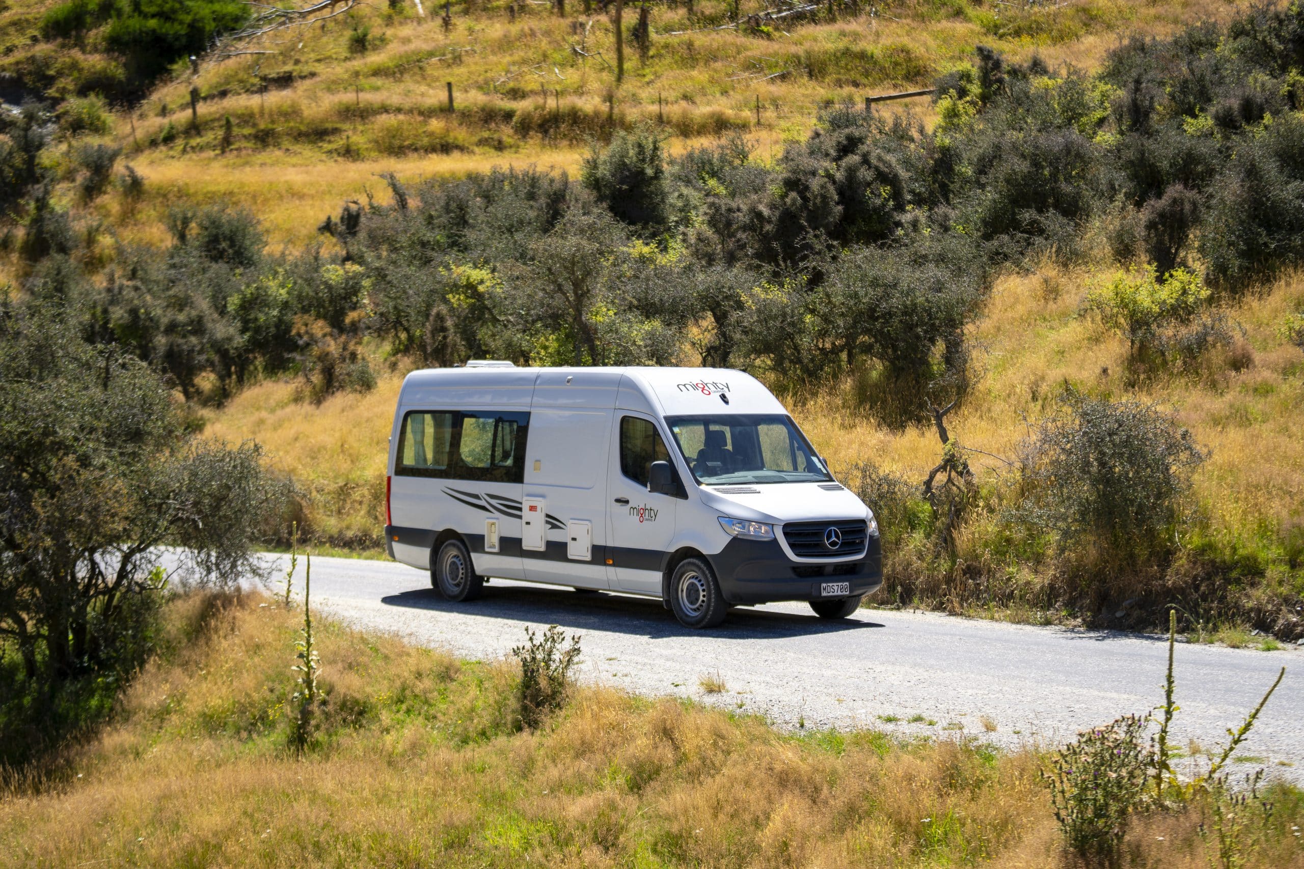 De Deuce camper is perfect voor bergwegen en landelijke routes in Nieuw-Zeeland. Deze foto toont de veelzijdigheid van het voertuig.
