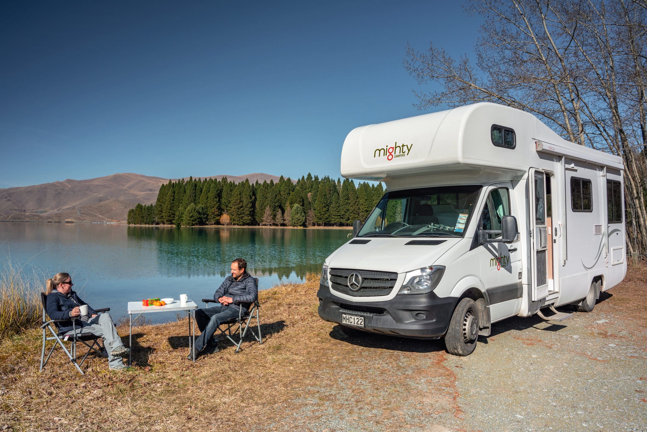 Camper bij meer in Nieuw-Zeeland