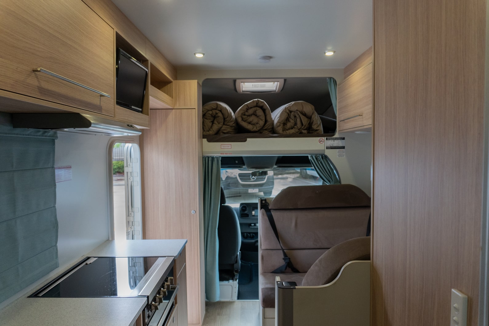 Binnenaanzicht camper met bank en keuken