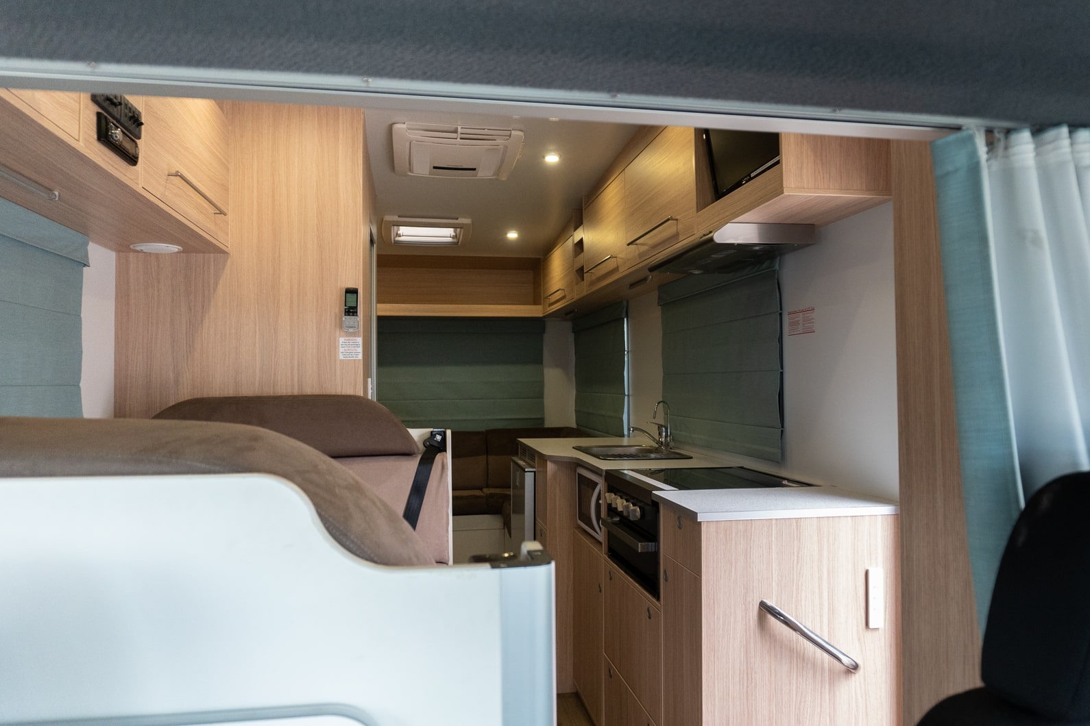 Zitplek met gordijnen in Big Six camper Nieuw-Zeeland