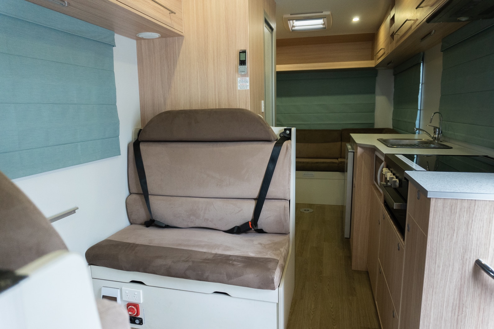 Camperinterieur met gordijnen en kastruimte